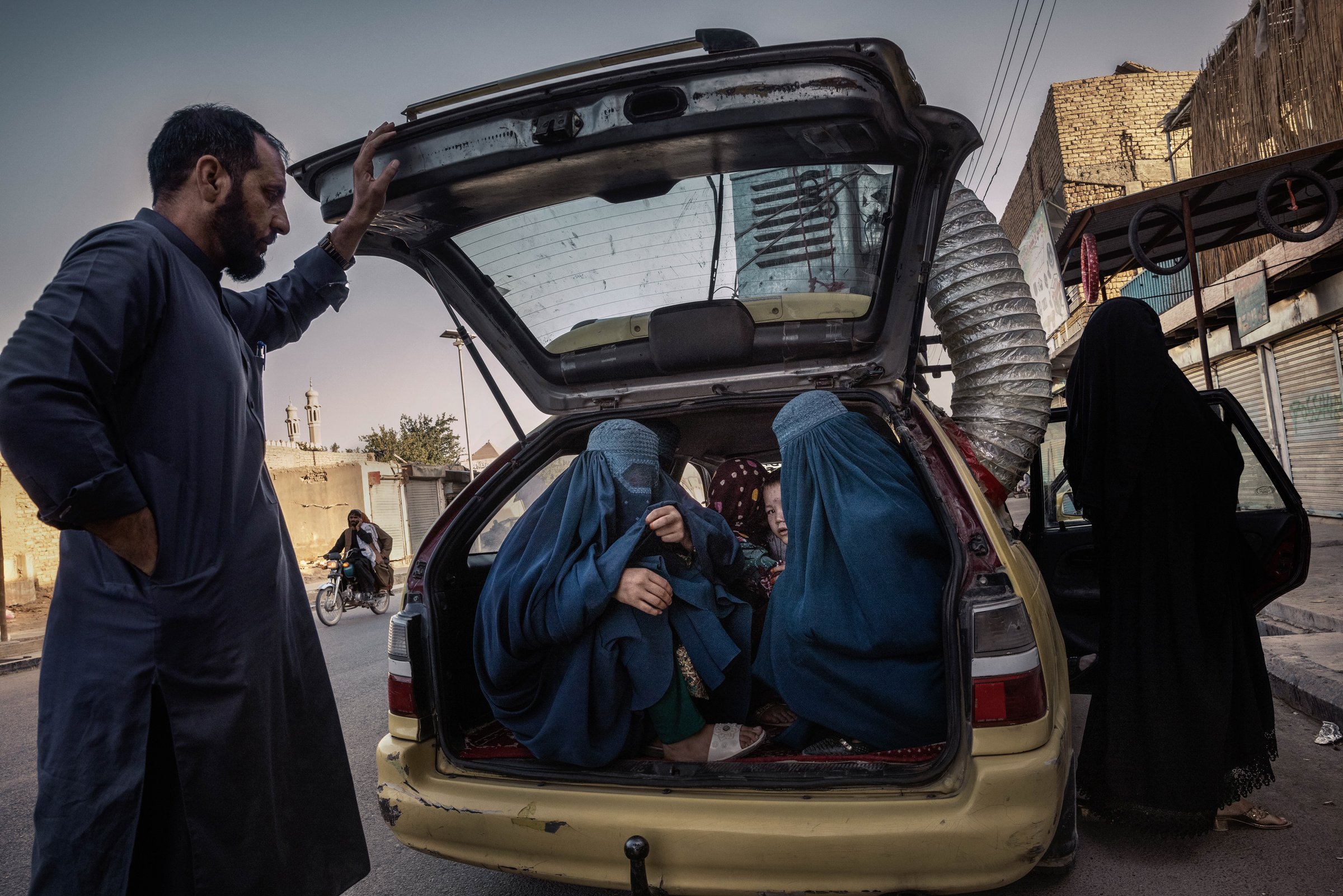 photograph by Marco Gualazzini — image 58 of 72