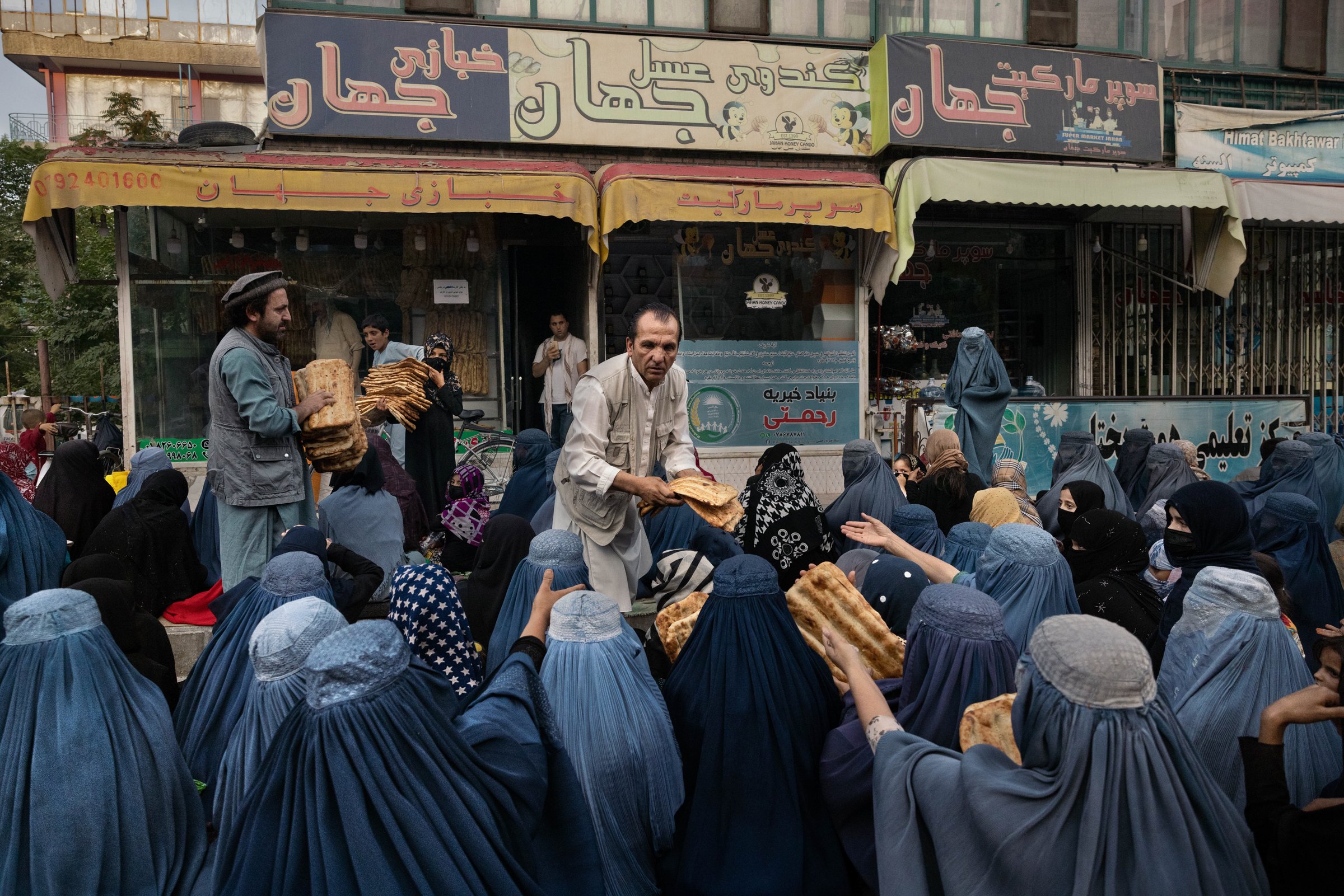 photograph by Marco Gualazzini — image 70 of 72