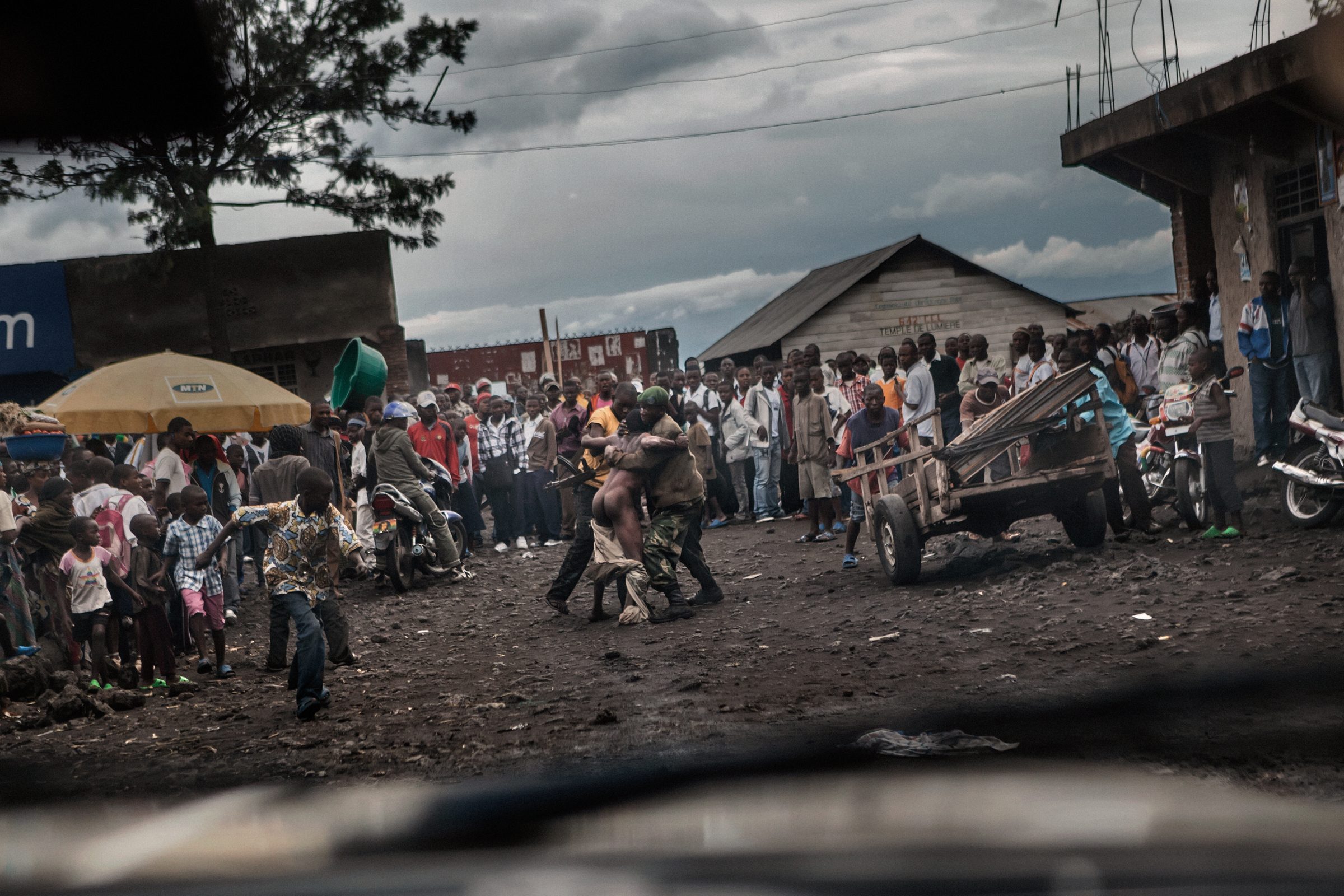 Et moriente mori — DR Congo — 2022 — photograph by Marco Gualazzini — image 5 of 30