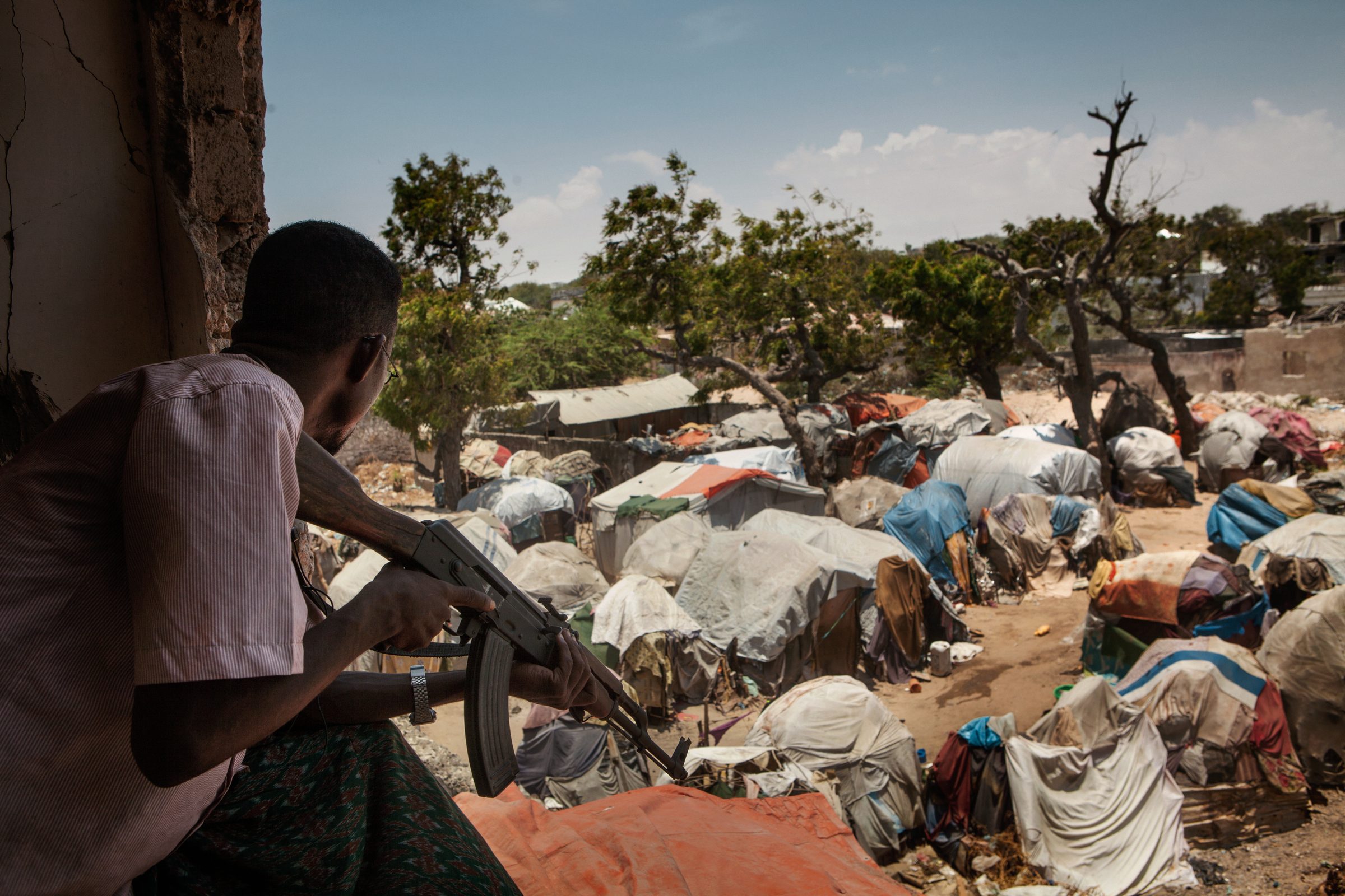 The girls of Mogadishu are heading back to the beach — Somalia — 2017 — photograph by Marco Gualazzini — image 4 of 30