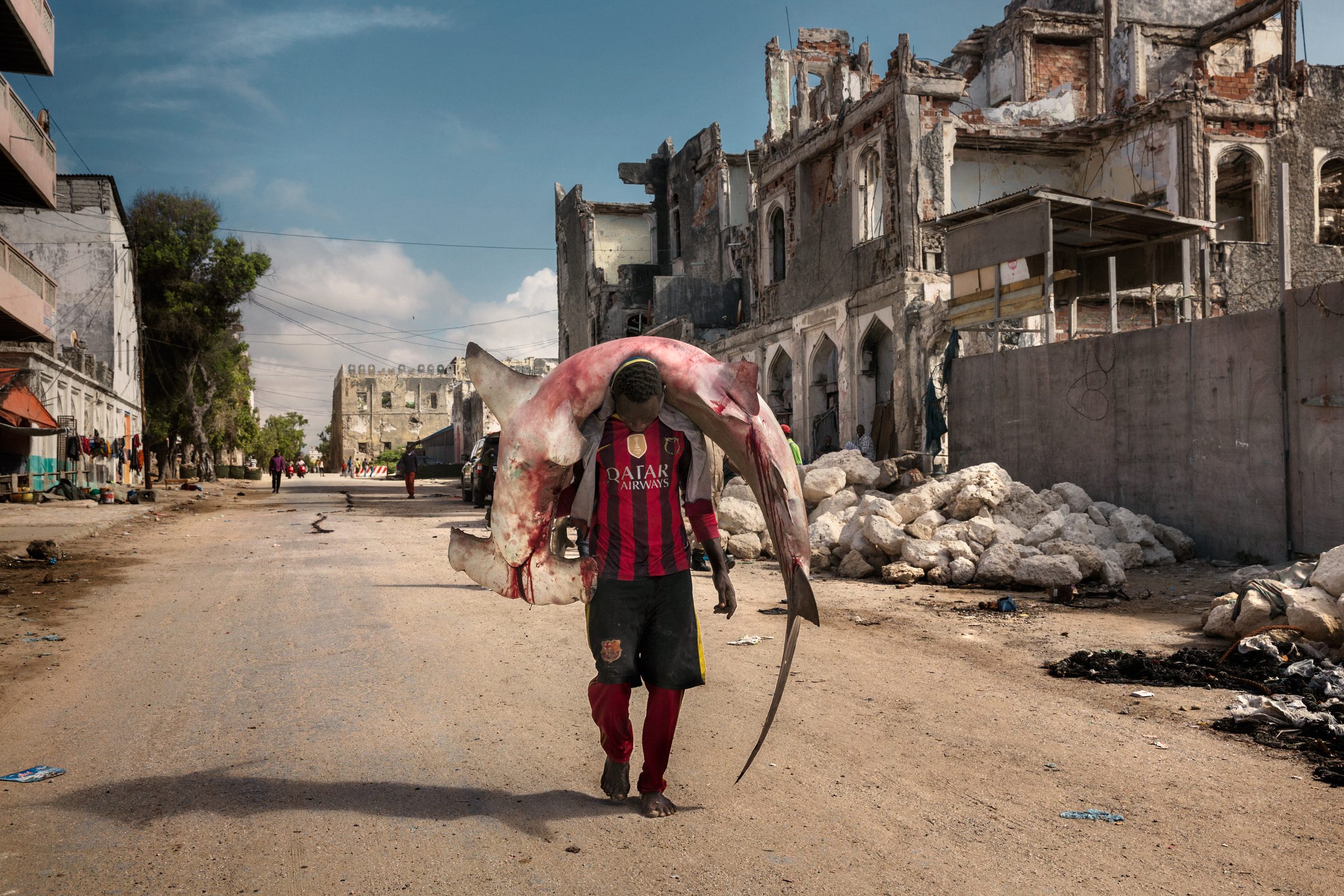 The girls of Mogadishu are heading back to the beach — Somalia — 2017 — photograph by Marco Gualazzini — image 5 of 30