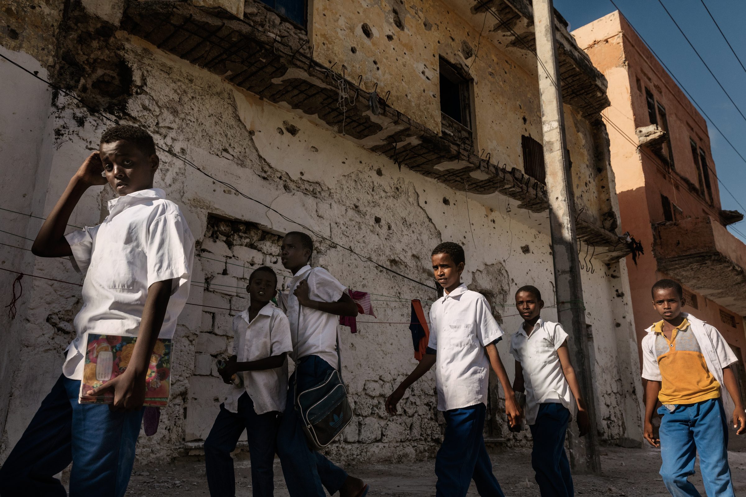 The girls of Mogadishu are heading back to the beach — Somalia — 2017 — photograph by Marco Gualazzini — image 6 of 30
