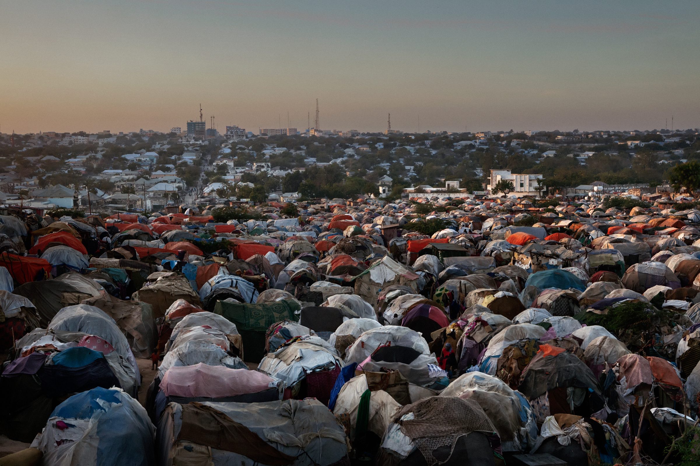 The girls of Mogadishu are heading back to the beach — Somalia — 2017 — photograph by Marco Gualazzini — image 7 of 30