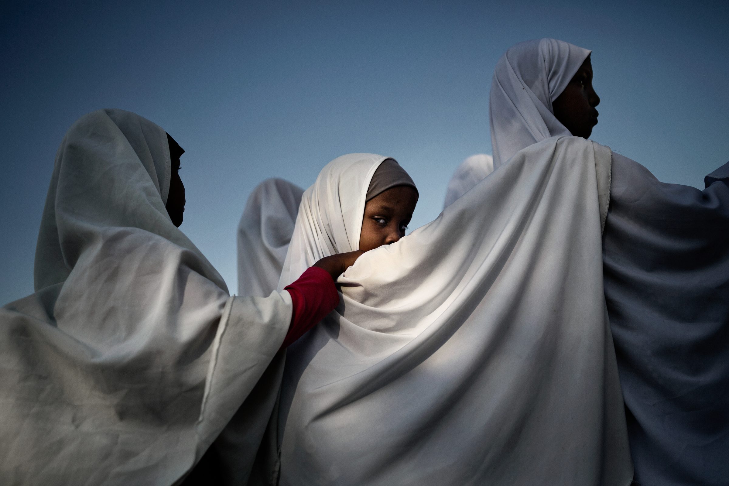 The girls of Mogadishu are heading back to the beach — Somalia — 2017 — photograph by Marco Gualazzini — image 17 of 30