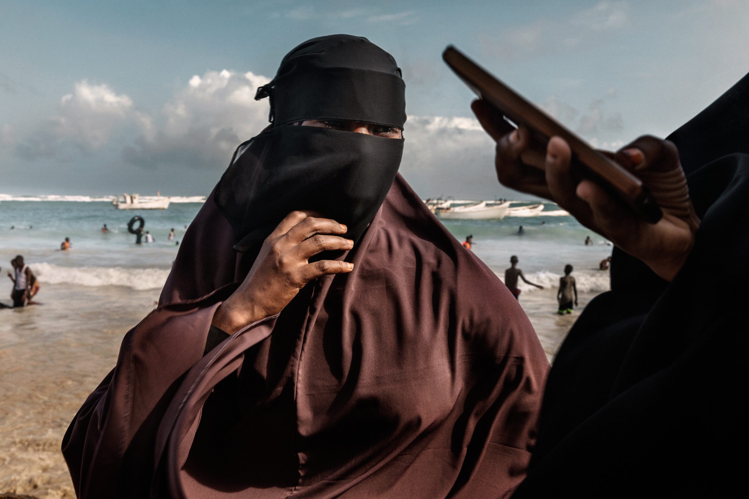 The girls of Mogadishu are heading back to the beach — Somalia — 2017 — photograph by Marco Gualazzini — image 19 of 30