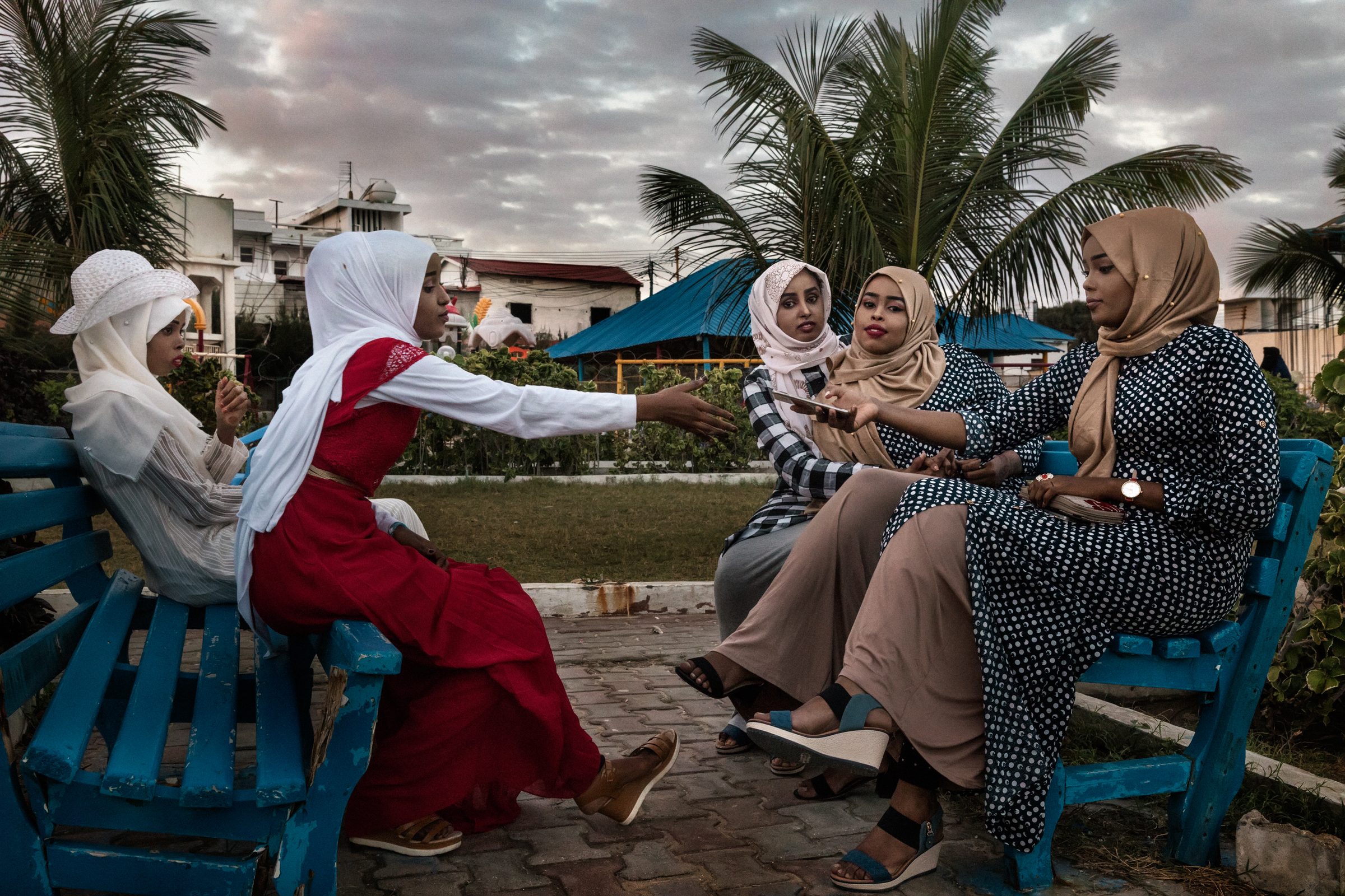 The girls of Mogadishu are heading back to the beach — Somalia — 2017 — photograph by Marco Gualazzini — image 20 of 30