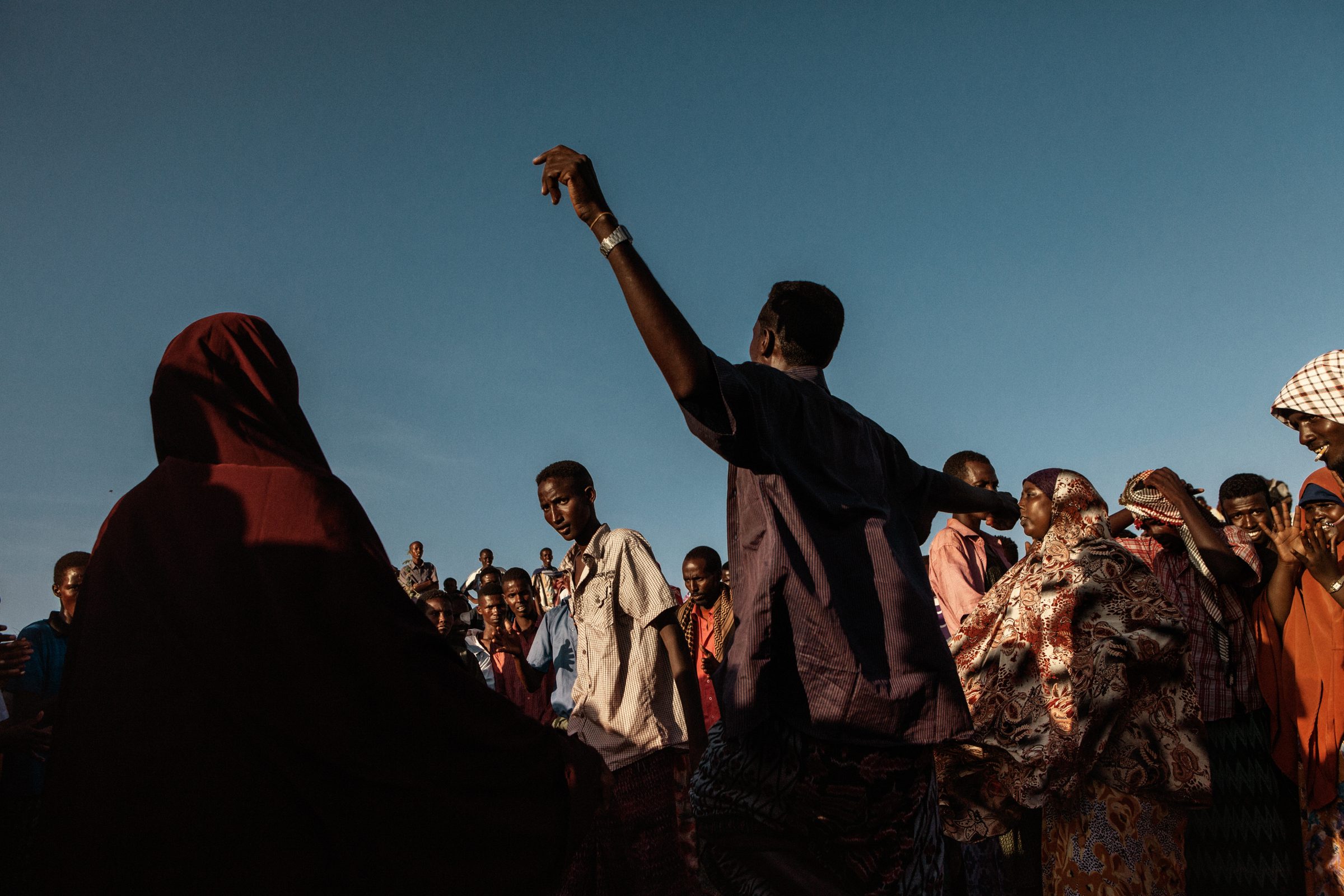 The girls of Mogadishu are heading back to the beach — Somalia — 2017 — photograph by Marco Gualazzini — image 21 of 30