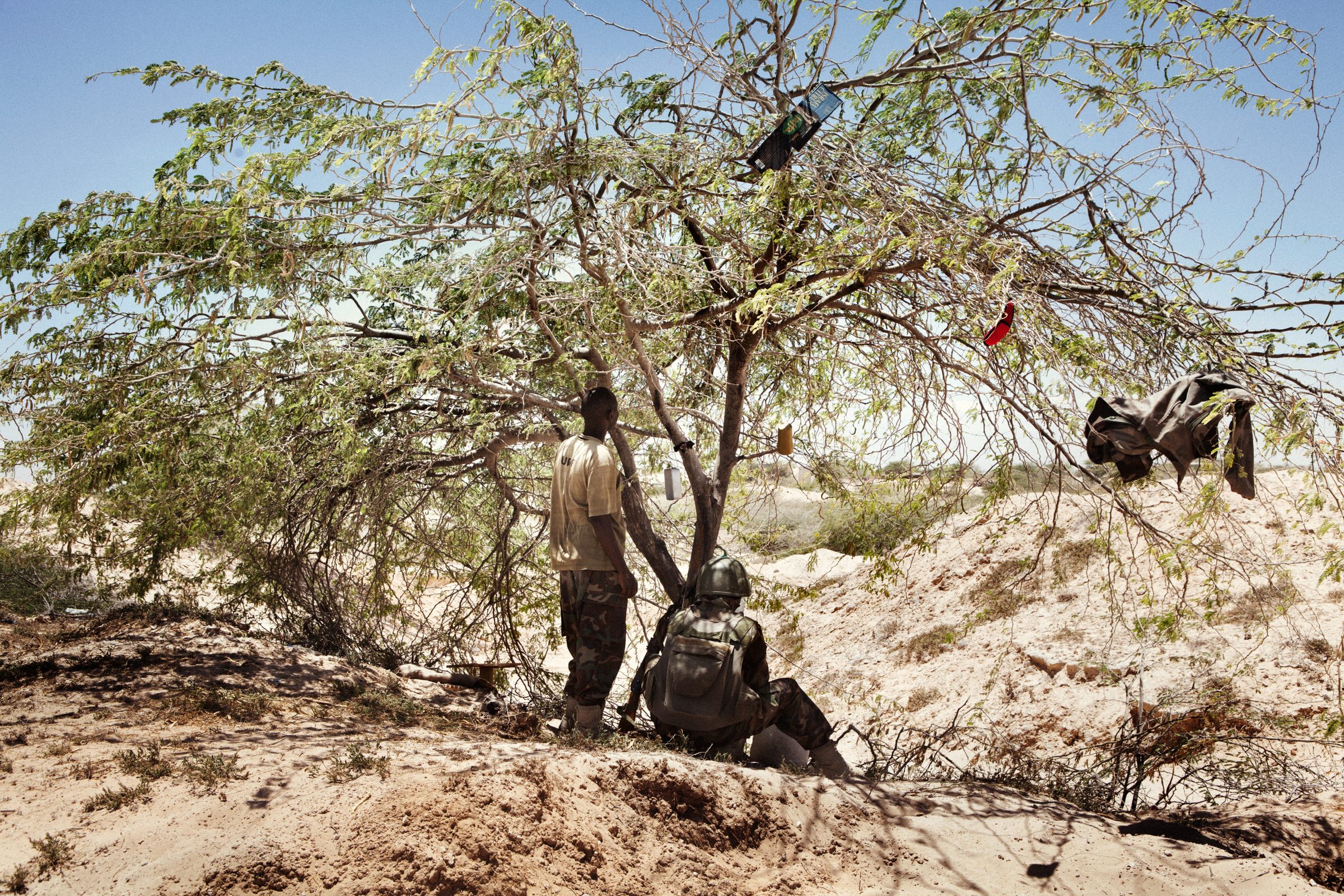The girls of Mogadishu are heading back to the beach — Somalia — 2017 — photograph by Marco Gualazzini — image 23 of 30