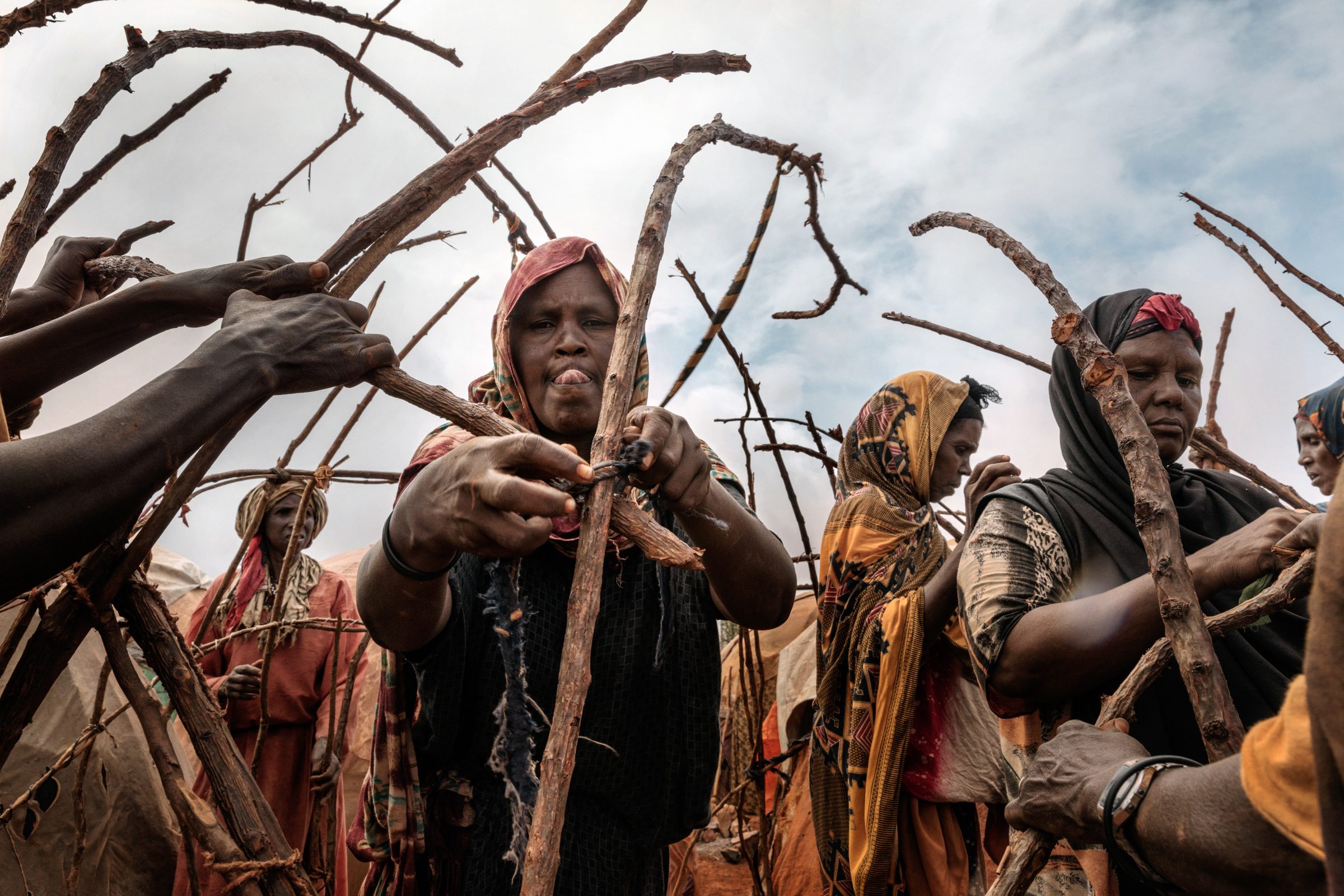 The girls of Mogadishu are heading back to the beach — Somalia — 2017 — photograph by Marco Gualazzini — image 24 of 30