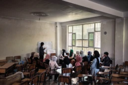 Donne che seguono una lezione