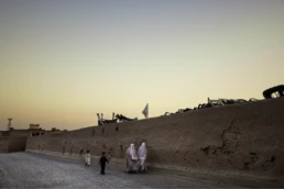 Donne velate che camminano